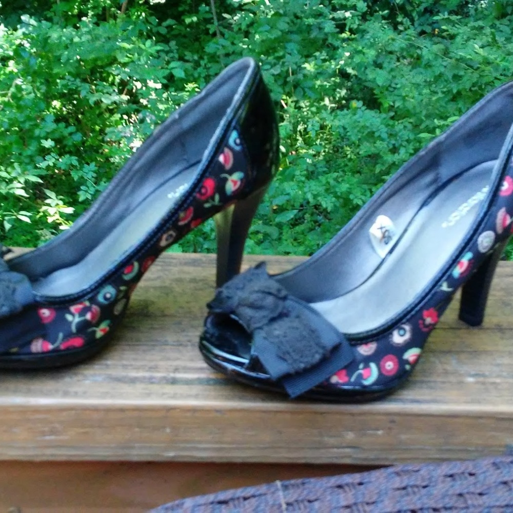 Cute Flower High Heel Shoes - size 5